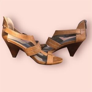 Kenneth Cole Reaction open toed beige heels women's 8.5